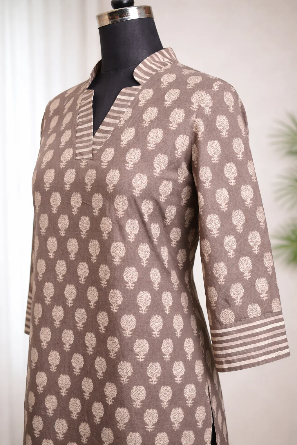 Dhriti Grey Kurti With Pant - Image 3