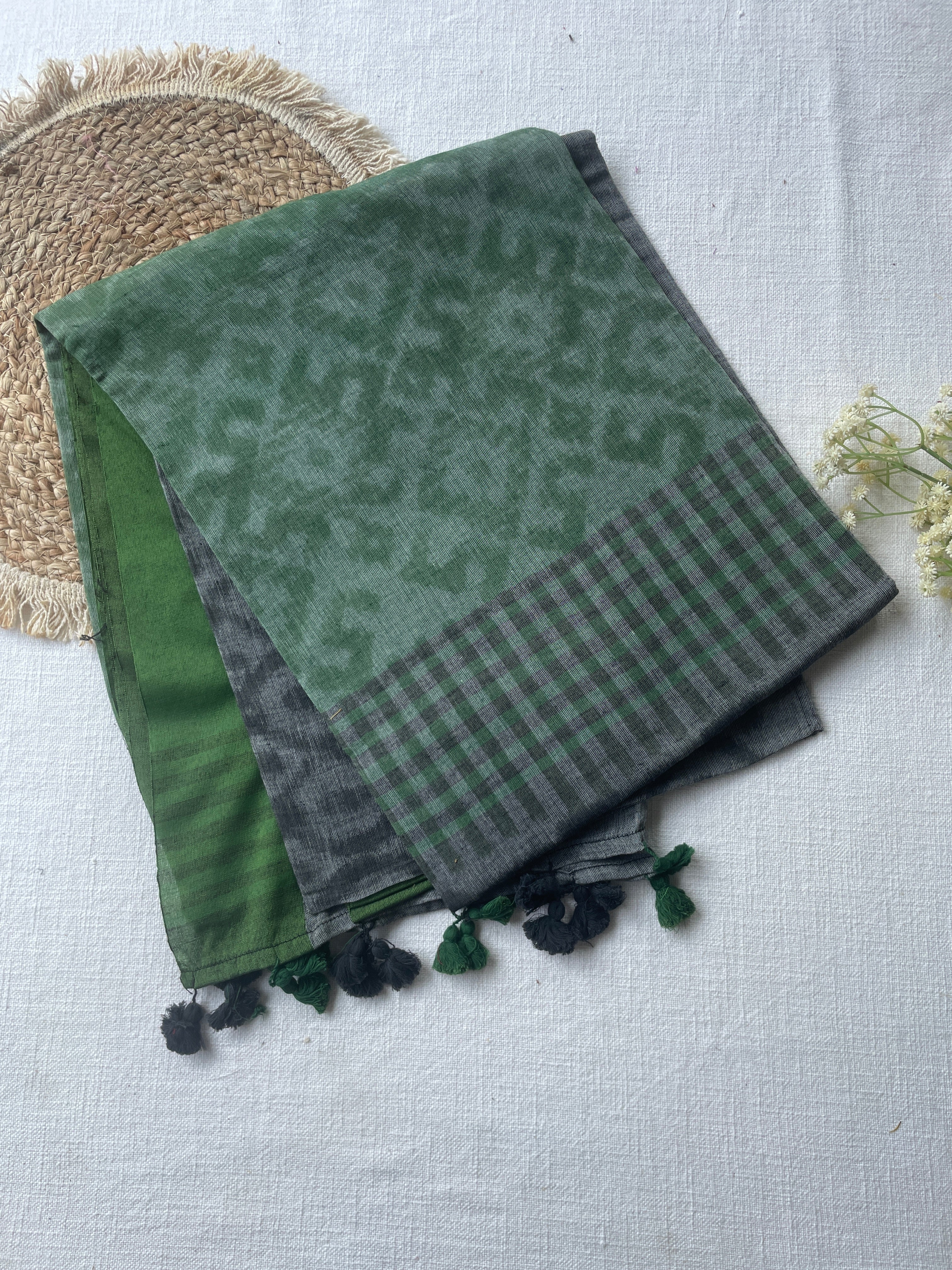 Green Mul Mul Cotton Saree - Image 2