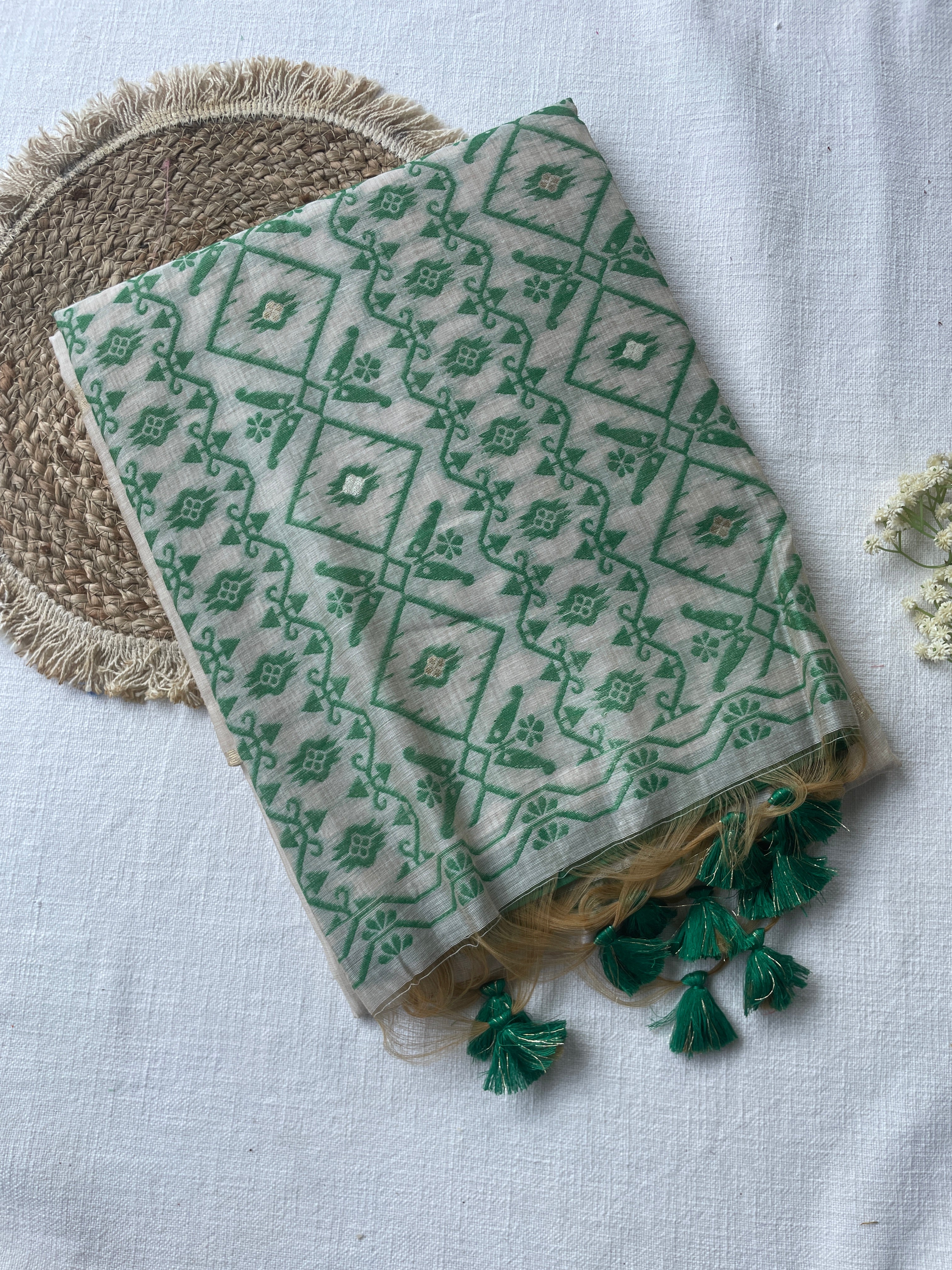 Ivory & Emerald Mul Mul Cotton Saree - Image 3