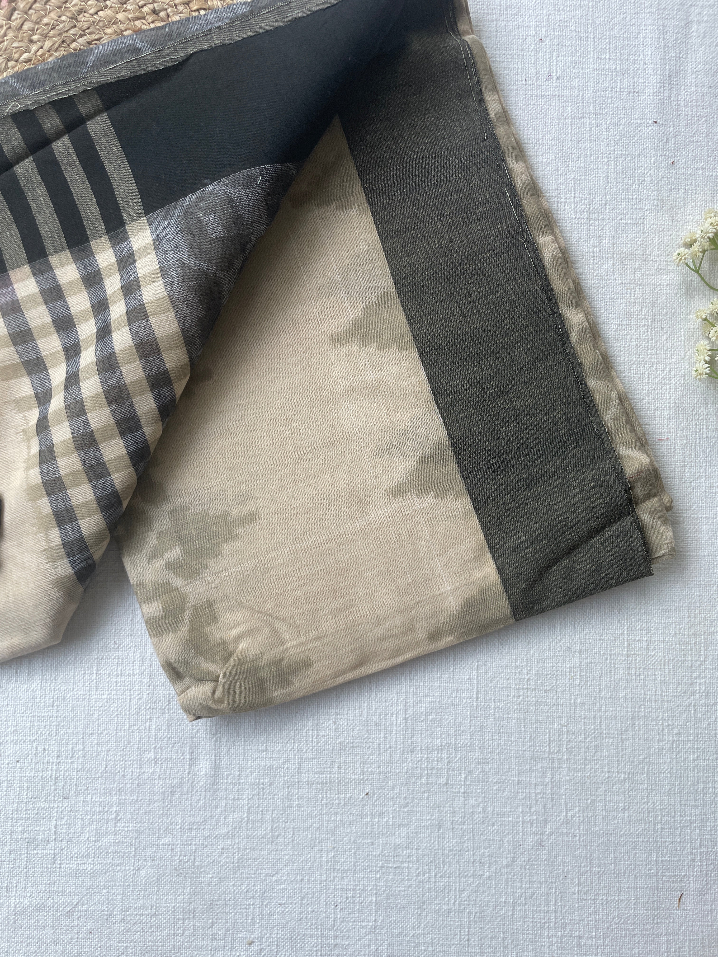 Ash Grey & Beige Mul Cotton Saree - Image 2