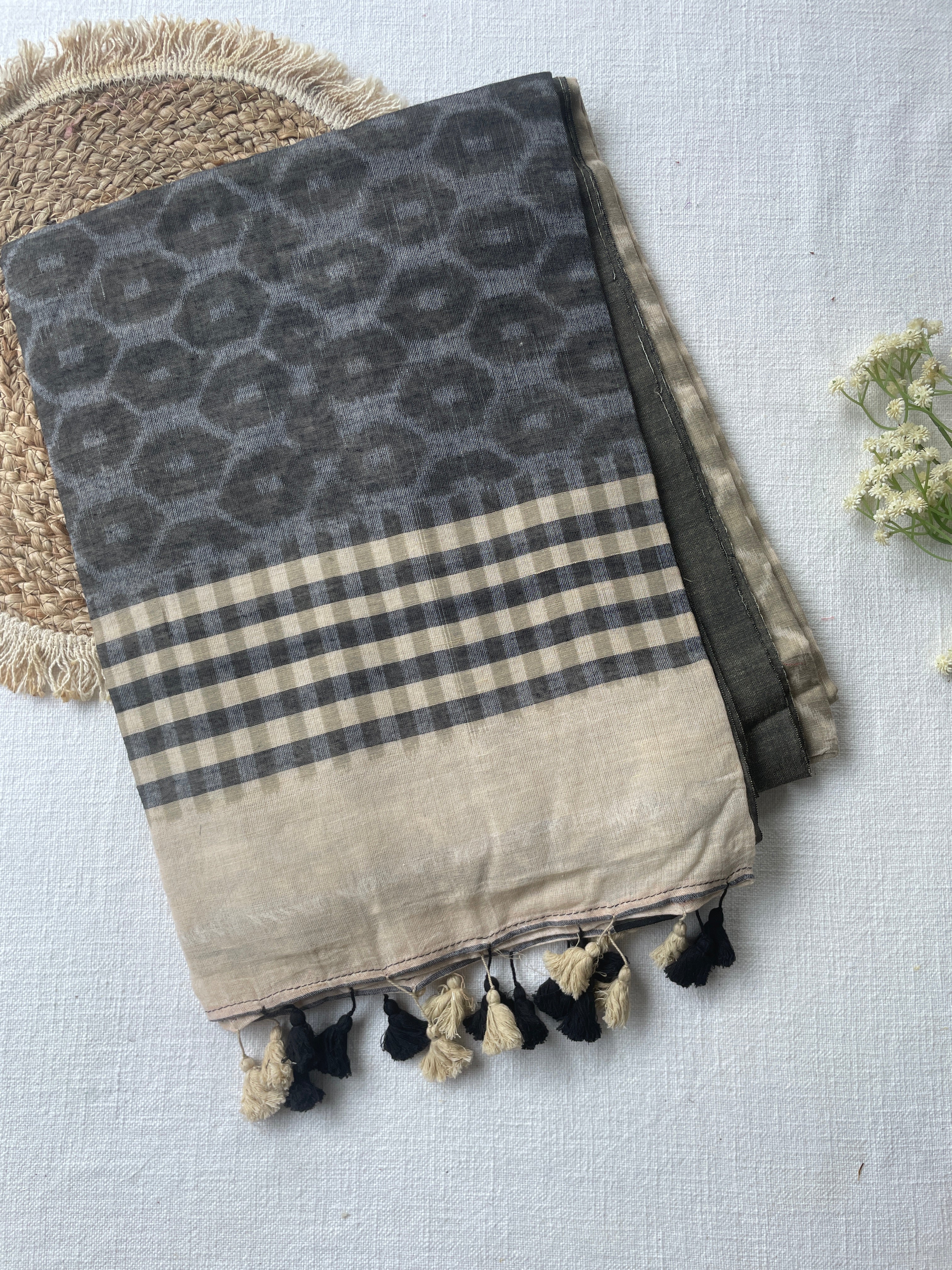 Ash Grey & Beige Mul Cotton Saree - Image 3