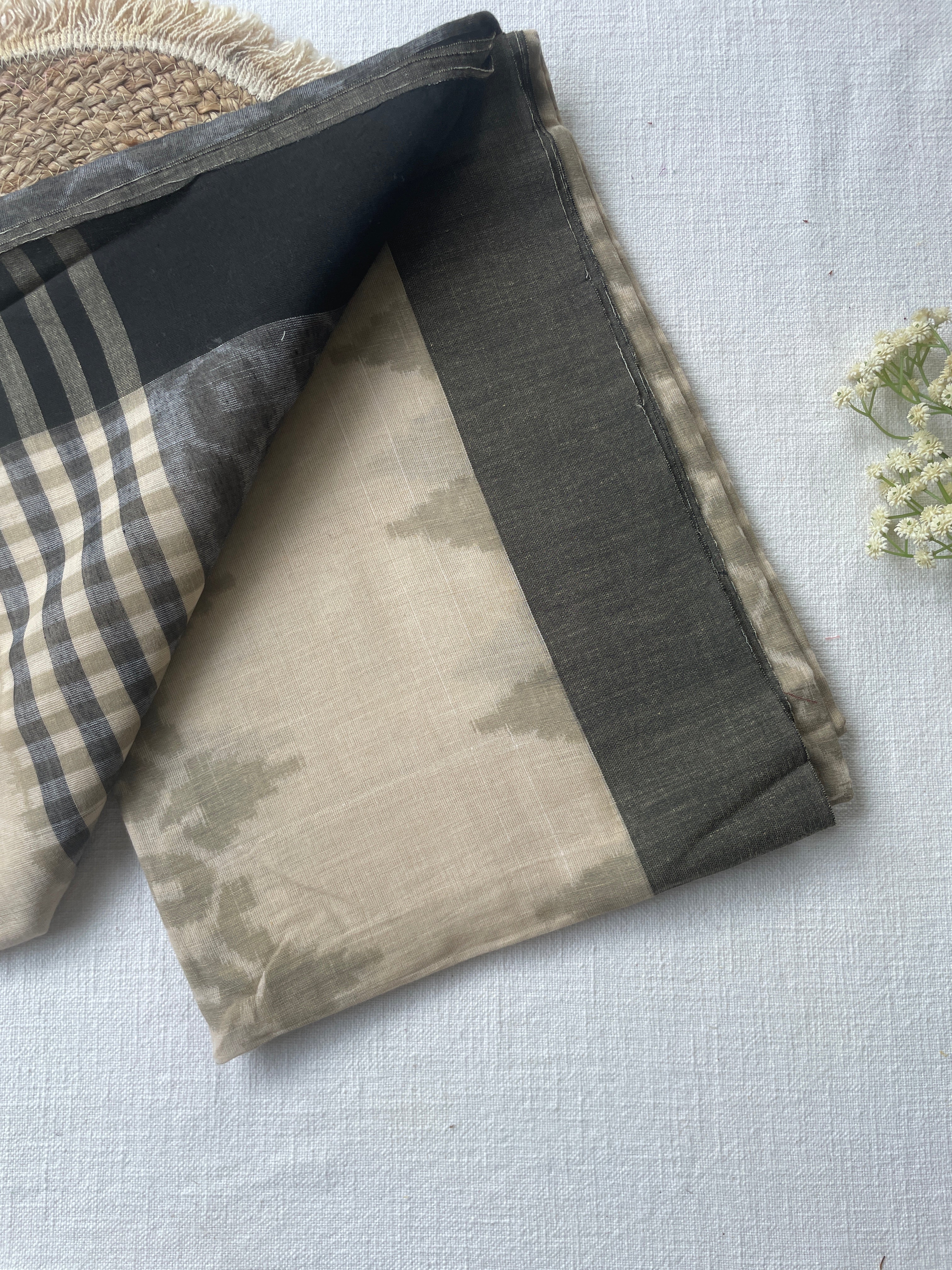 Ash Grey & Beige Mul Cotton Saree - Image 4