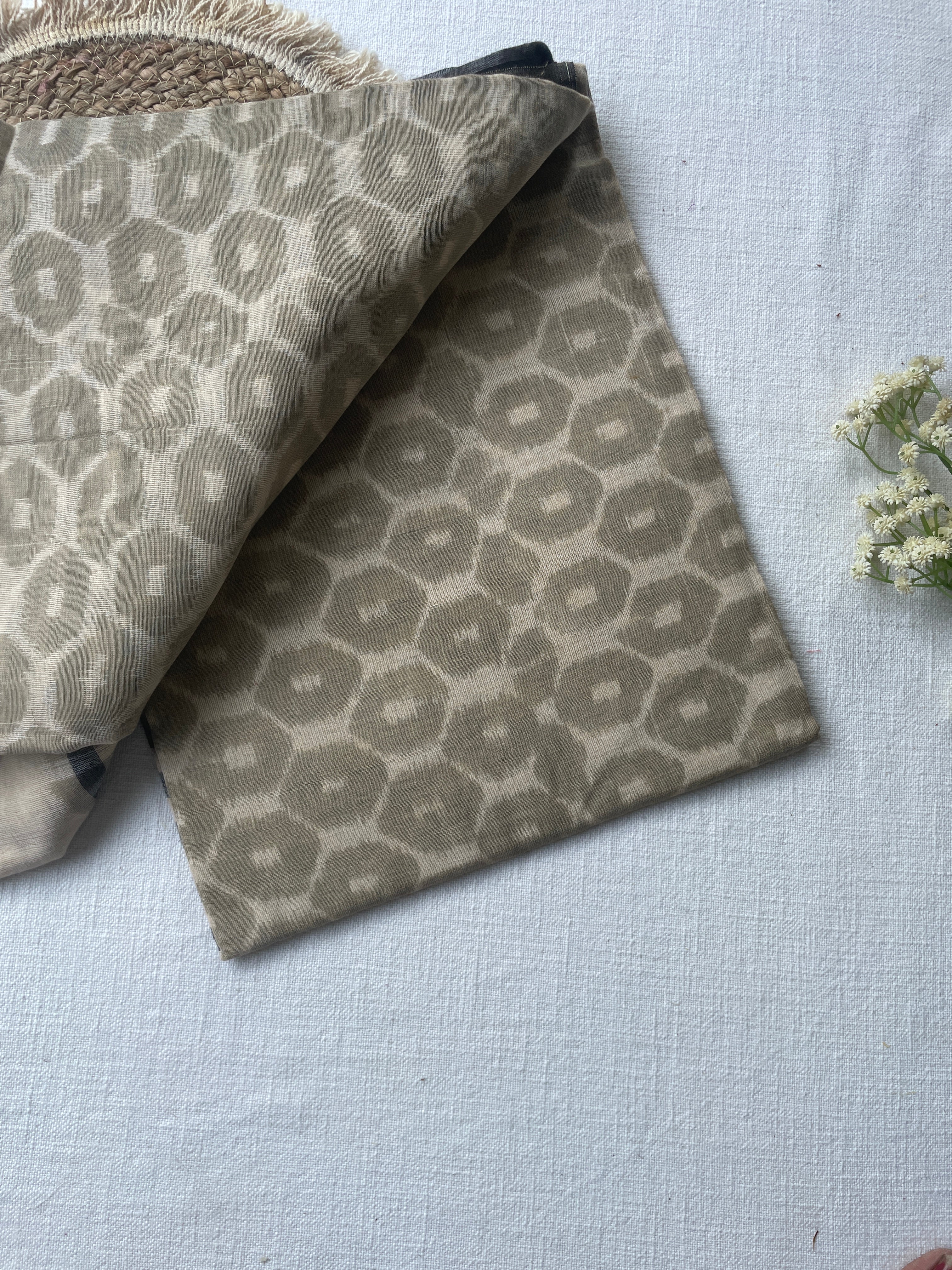 Ash Grey & Beige Mul Cotton Saree - Image 5