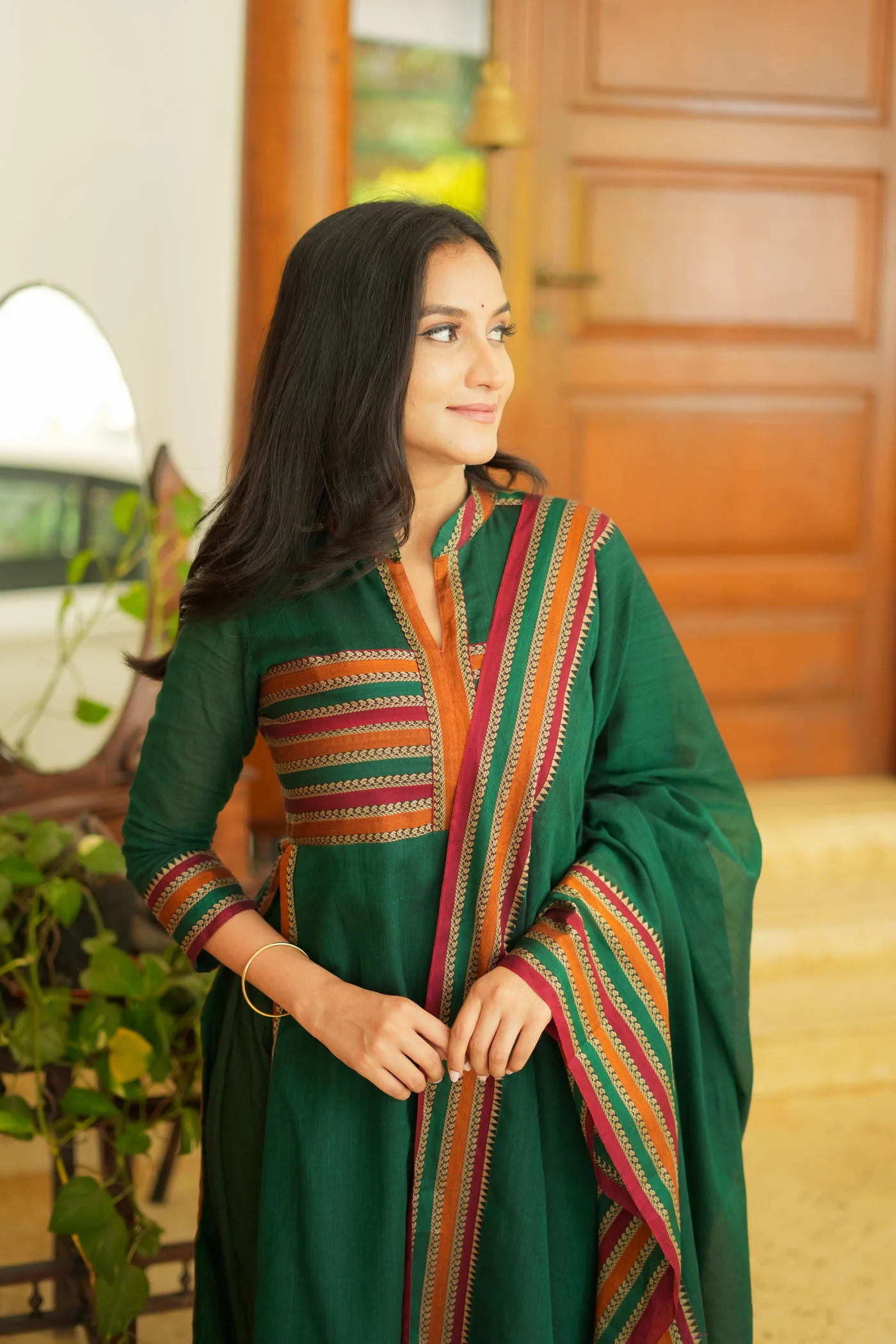 Vanika Green Handloom Kurta Set - Image 8